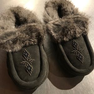 Manitobah Mukluks Tipi moccasins size 8